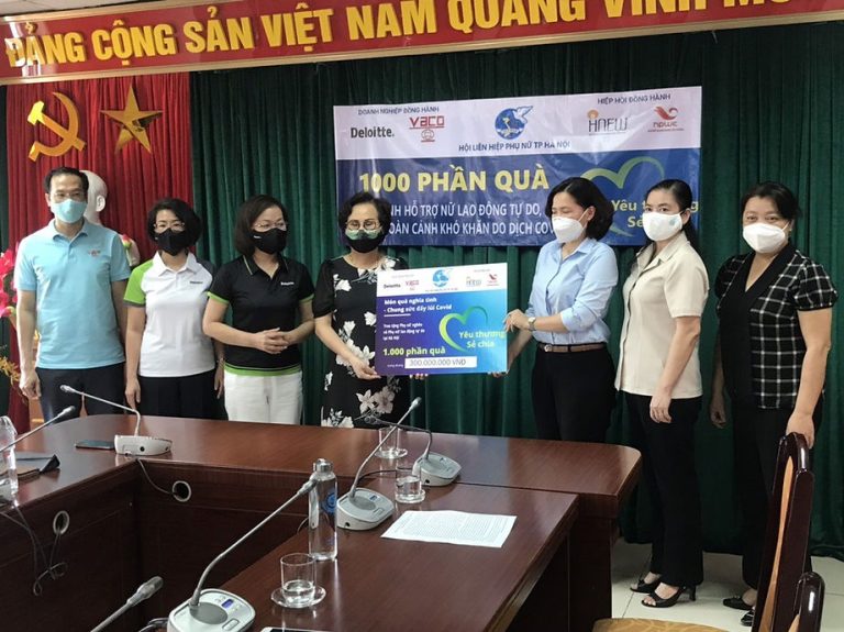 HNEW Trao quà cho Phụ nữ nghèo Hà Nội & Phụ nữ lao động tự do tại Hà Nội