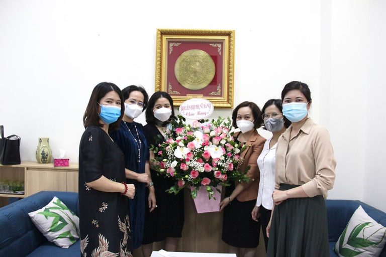 HỘI LIÊN HIỆP PHỤ NỮ TP HÀ NỘI TẶNG HOA CHÚC MỪNG HNEW NHÂN NGÀY DOANH NHÂN VIỆT NAM