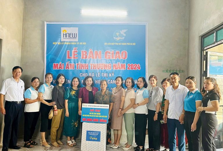 HNEW BÀN GIAO NHÀ MÁI ẤM TÌNH THƯƠNG CHO PHỤ NỮ CÓ HOÀN CẢNH KHÓ KHĂN