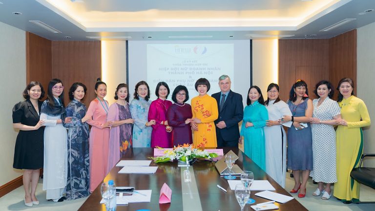 HNEW KÝ THỎA THUẬN HỢP TÁC VỚI DIỄN ĐÀN PHỤ NỮ VIỆT  NAM TẠI CHÂU ÂU