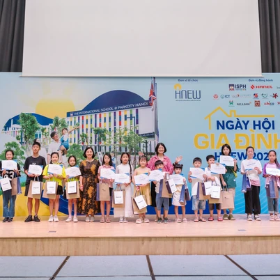 Khen thưởng cho các con đã có thành tích học tập tốt