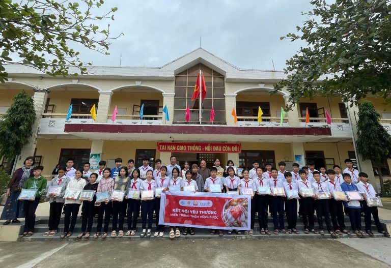 HNEW PHỐI HỢP TRAO QUÀ CHO ĐỒNG BÀO LŨ LỤT TẠI ĐẮK LẮK