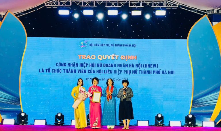 HNEW VINH DỰ ĐÓN NHẬN QUYẾT ĐỊNH CÔNG NHẬN LÀ TỔ CHỨC THÀNH VIÊN CỦA HỘI LHPN TP. HÀ NỘI