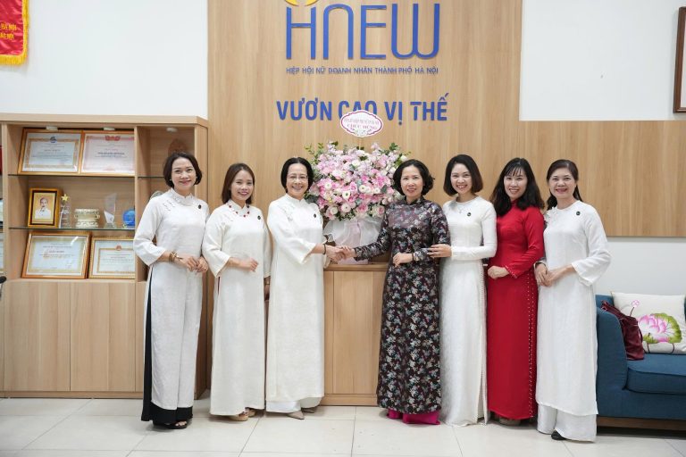 HỘI LHPN TP. HÀ NỘI VÀ TRUNG TÂM HỖ TRỢ PHỤ NỮ PHÁT TRIỂN TẶNG HOA HNEW NHÂN NGÀY DOANH NHÂN VIỆT NAM (13/10)