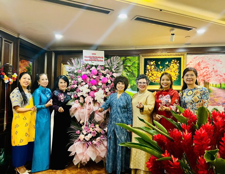 HNEW ĐẾN CHÚC MỪNG CHỦ TỊCH VAWE NHÂN NGÀY DOANH NHÂN VIỆT NAM (13/10) VÀ NGÀY PHỤ NỮ VIỆT NAM (20/10)